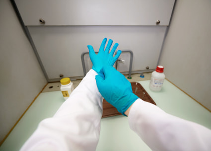 Des mains équipées de gants bleus